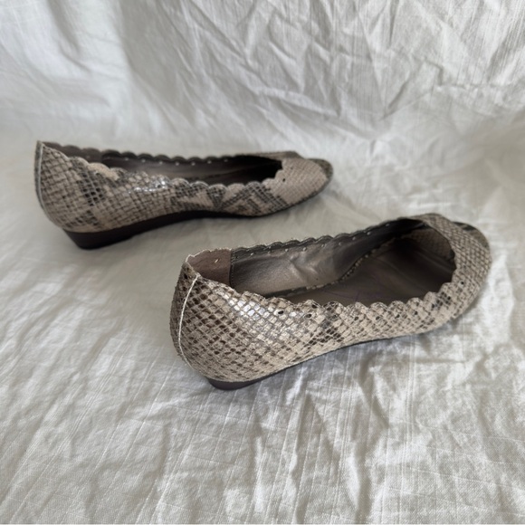 Indigo by Clarks Leather Snakeskin Peep Toe Flats | 8M | Scalloped Edge Slip-On - Picture 2 of 6